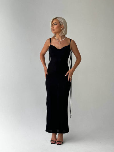 Elegante Maxi Jurk | Open Rug, Strikdetails & Luxe Uitstraling